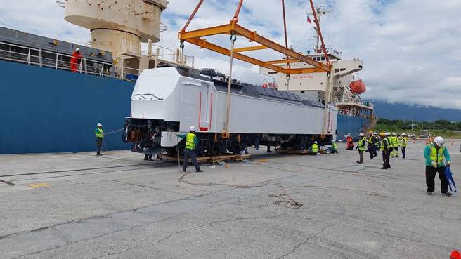 台铁全新E500型电力机车9月17日抵达花莲港。（台铁提供／陈佑诚台北传真）