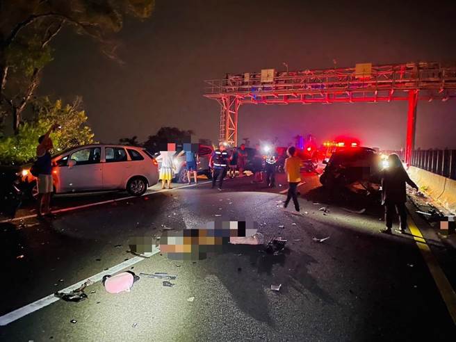 国3南向414.3公里竹田路段20日晚间9时32分发生连环车祸，造成一名四个月大男婴伤重不治，警方在车上并无发现安全座椅。(警方提供／林和生屏东传真)