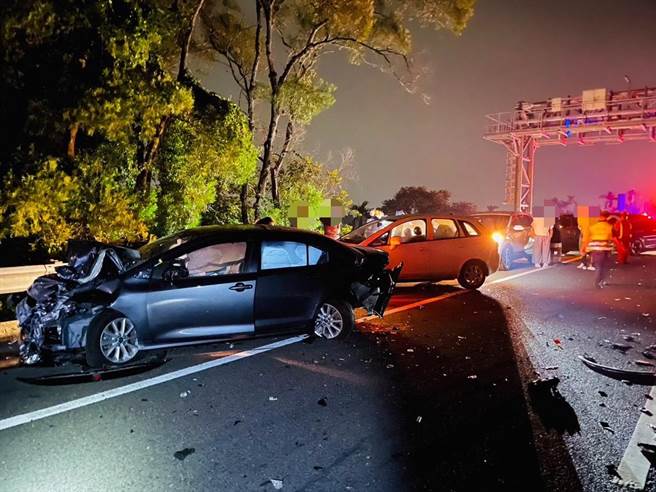 国3南向414.3公里竹田路段20日晚间9时32分发生连环车祸，造成一名四个月大男婴伤重不治，警方在车上并无发现安全座椅。(警方提供／林和生屏东传真)