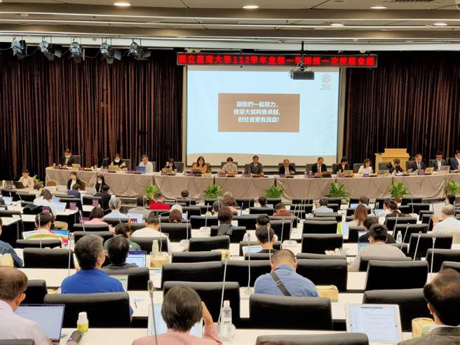 台大是否前往竹北设置附中，近日再度成为热门话题。台大今(21)日举行校务会议，校长陈文章在会中强调：「台大没有教育学院，不适合设立附中。」(李侑珊摄)