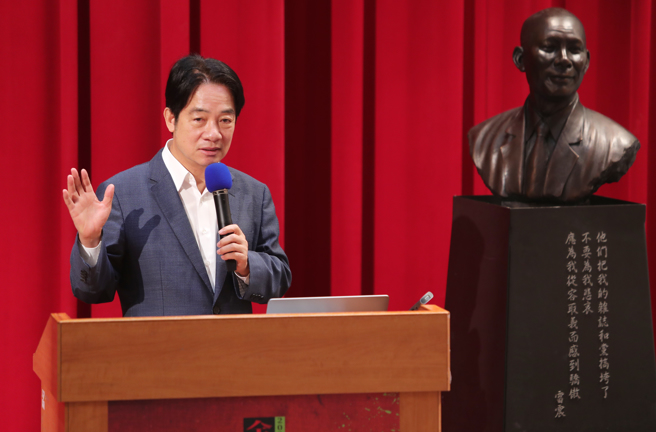 民進黨總統參選人賴清德21日出席「雷震民主人權紀念講座」，並且應邀上台針對民主人權發表演說，在會後受訪針對民眾黨總統參選人柯文哲稱他板凳只坐3分之1一事，他表示柯文哲沒辦法提出自己口中「賴清德親自拜訪」的時間與地點，沒有澄清的誠意，也沒有表達歉意令人相當遺憾。（季志翔攝）