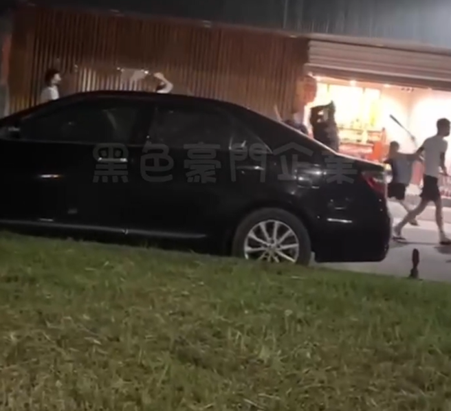 嘉义友忠路一带惊传一起斗殴事件，一群约有至少15名成年男子手持球棒，集体出没于某处住宅前，并疑似对着倒地的人进行围打。（ 翻摄画面/ 截自「黑色豪门企业」）