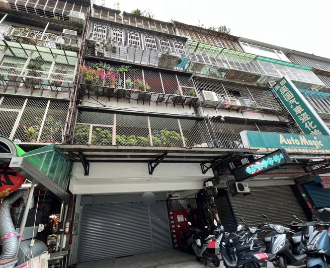 警方今上午近11时接获报案，指称板桥板新路1处公寓，有2名男子发生口角纠纷，请警消派员到场处理。（海山警分局提供）
