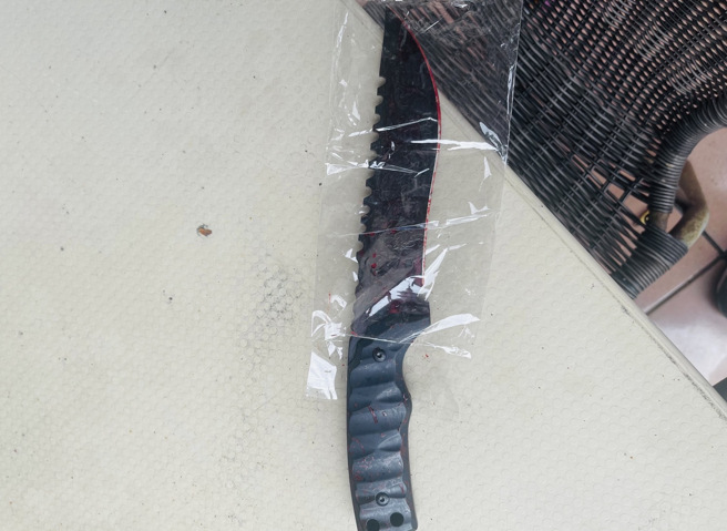 警方在现场找到1把沾有血迹蓝波刀。（海山警分局提供）
