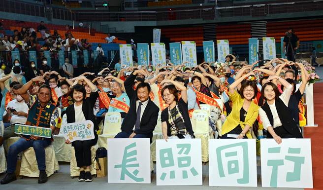 屏东县长周春米（前排右）21日出席在屏东县立体育馆举办的长照人员及长青敬老楷模暨运动大会，透过隆重颁奖典礼肯定长照人员的辛劳付出。（林和生摄）