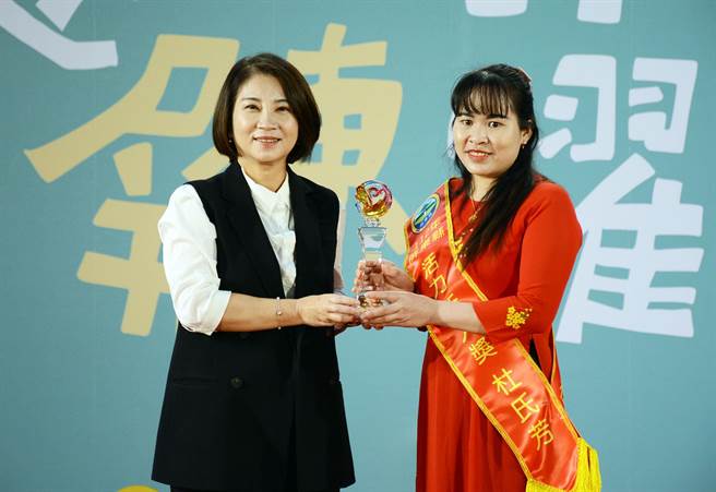 21日在屏东县立体育馆举办的长照人员及长青敬老楷模暨运动大会，屏东县长周春米（左）颁奖给来自越南的优秀长照人员杜氏芳。（林和生摄）