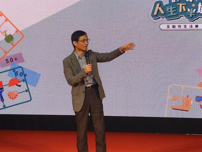 今年71歲的行政院政務委員林萬億鼓勵各位長者，不要怕老、不要怕寂寞、不要怨東怨西、不要計較來計較去，希望大家活得健康獨立自主。（王家瑜攝）