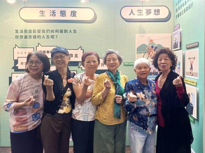 已屆八旬的何阿嬤（右一）年輕時是全職家庭主婦，後來發揮一技之長擔任社區插花課老師，也長期在醫院擔任志工，老後生活多采多姿。（王家瑜攝）