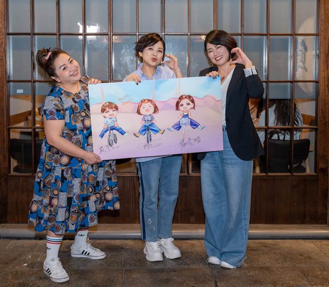 锺欣凌（左起）、杨贵媚、严艺文出席《老少女奇遇记》庆功宴。（桂田文化艺术基金会）