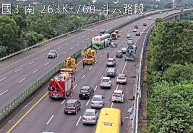 国道三号南下264公里处今内线道早上9点43分发生游览车与自小客车车祸事故。（图 / 民眾提供）