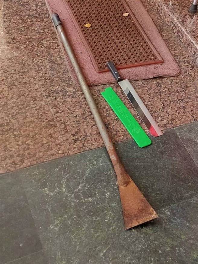 男子持刀和铁铲乱挥舞，路过民眾吓得报警。 （翻摄照片／洪靖宜高雄传真）