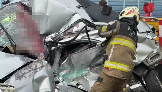 小客車撞擊內側車道，翻覆且扭曲變形，動用油壓剪才把駕駛人救出，車上2人均無呼吸心跳。（民眾提供）
