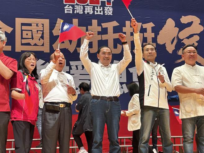 國民黨總統參選人侯友宜（右三）21日前往新北市三重區，出席「全國幼托挺侯」後援總會成立大會，由市政顧問蘇傳臣（右二）陪同，並任命鄧雲禎（左二）為教保後援會總會長。（陳薏云攝）