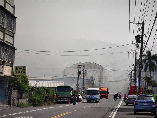阿伯出事啦！彰化县员林市1名81岁的老翁，今天上午在自家附近农田焚烧稻草，不料火势蔓延焚烧附近农田，产生大量浓烟，整个员水路烟雾瀰漫。（民眾提供／吴建辉彰化传真）