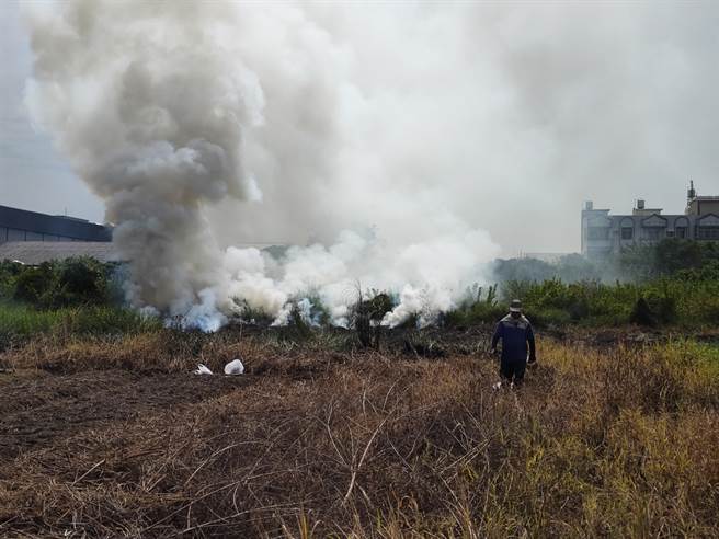 阿伯出事啦！彰化县员林市1名81岁的老翁，今天上午在自家附近农田焚烧稻草，不料火势蔓延焚烧附近农田，产生大量浓烟，整个员水路烟雾瀰漫。（民眾提供／吴建辉彰化传真）