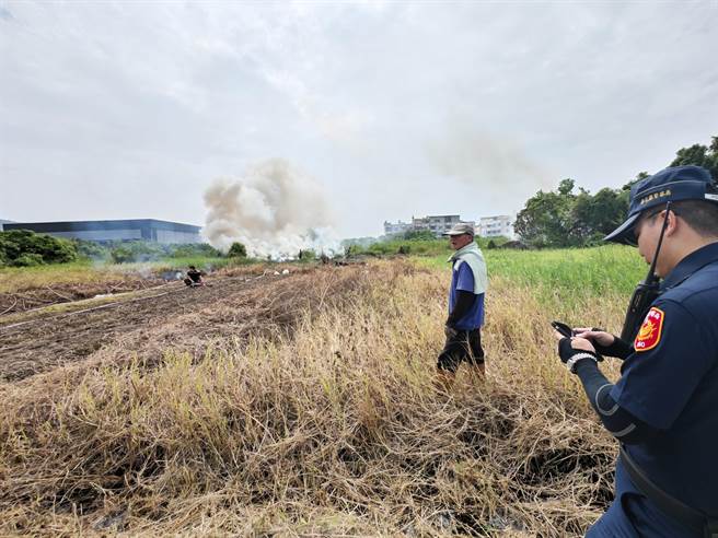 阿伯出事啦！彰化县员林市1名81岁的老翁，今天上午在自家附近农田焚烧稻草，不料火势蔓延焚烧附近农田，产生大量浓烟，整个员水路烟雾瀰漫。（民眾提供／吴建辉彰化传真）