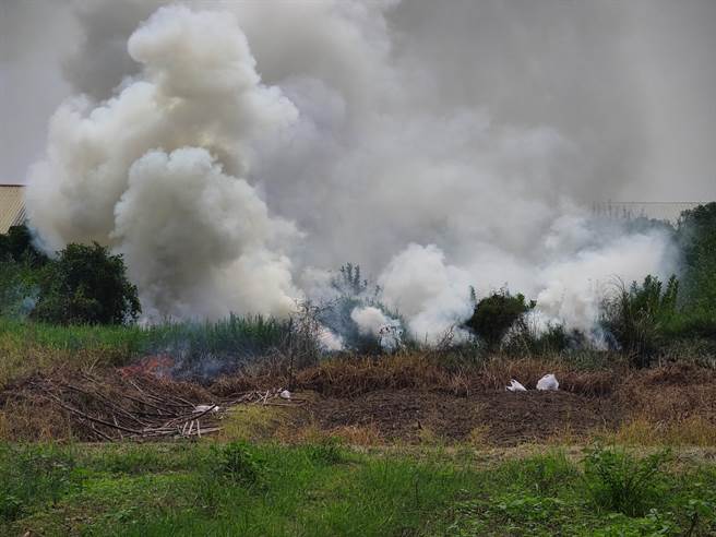 阿伯出事啦！彰化县员林市1名81岁的老翁，今天上午在自家附近农田焚烧稻草，不料火势蔓延焚烧附近农田，产生大量浓烟，整个员水路烟雾瀰漫。（民眾提供／吴建辉彰化传真）