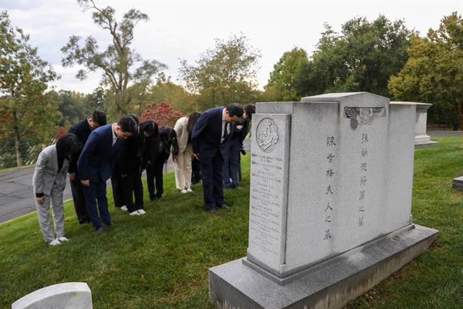 马前总统于美东时间20日下午，率领马英九基金会「大九学堂」学子到美国阿灵顿国家公墓，向「飞虎将军」陈纳德（Claire Lee Chennault）鞠躬致意，感谢他在对日抗战期间，为中华民国做出的巨大贡献。（马英九办公室提供）