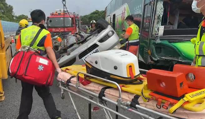 這起車禍造成耀群科技公司員工家屬母子2人死亡，與遊覽車擦撞的自小客車2名車客也傷重不治。（民眾提供）