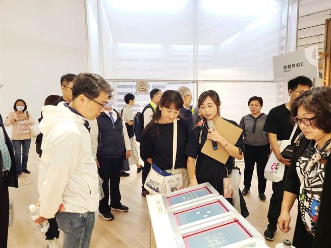 2023年10月21日新北市／新北地政局昨（20）日举行地政日活动，邀情新北在地百余位地政从业人员一起参观台湾设计展。（新北地政局提供／吕健豪新北传真）