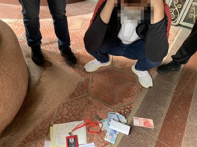 高雄一名65歲已退休的徐姓男子遇投資詐騙，遭框要交付300萬現金才能取得投資獲利，徐男與警方聯手逮到詐諞集團車手。（警方提供／任義宇高雄報導）