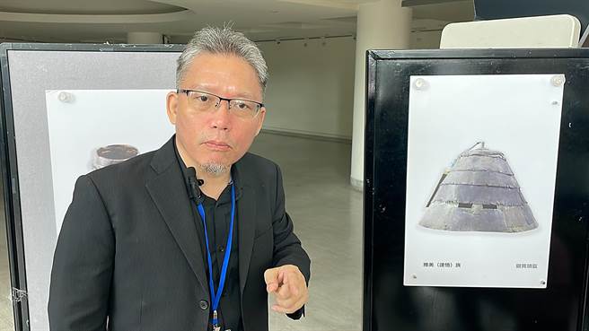 台东县文化处收藏4件雅美（达悟）族银盔，台南艺术大学教授卢泰康表示，经文物普查及研究发现，其中有2件材质为303不銹钢。（萧嘉蕙摄）