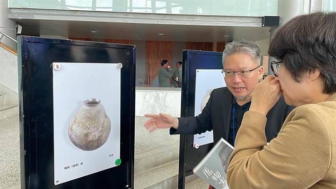 台南艺术大学教授卢泰康（右二）介绍台东有形文化资产「雅美（达悟）族陶罐」，高度约50公分，为炊煮用器。（萧嘉蕙摄）