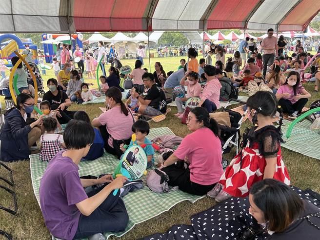 台南市政府经发局今天在永华市政中心西侧广场举办「动吃动亲子嘉年华市集」主题活动，吸引大批年轻爸妈带着小朋友参加。（洪荣志摄）
