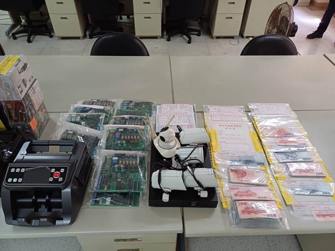 员警日前持搜索票攻坚赌场，画面为赃证物。（图 / 刘咏韵翻摄）