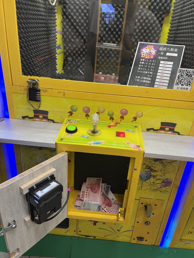 警方拆卸IC板。（图 / 刘咏韵翻摄）