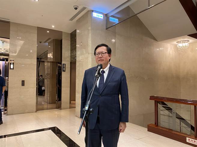 行政院副院長鄭文燦到台中主持工商協進會舉辦「工商午餐會」，會前對記者提問做出回應。（馮惠宜攝）