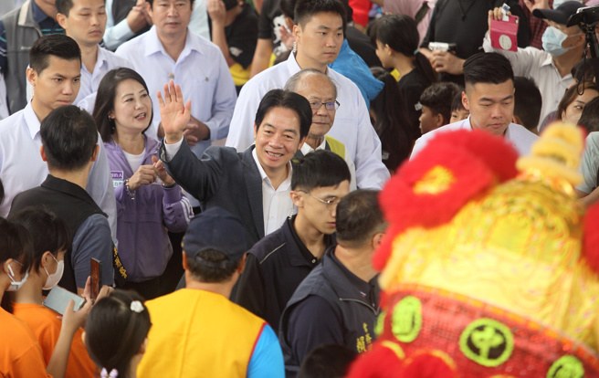 民进党总统参选人赖清德（中）21日出席2023关渡宫妈祖文化季开幕式，离开时向民眾挥手致意。（张铠乙摄）