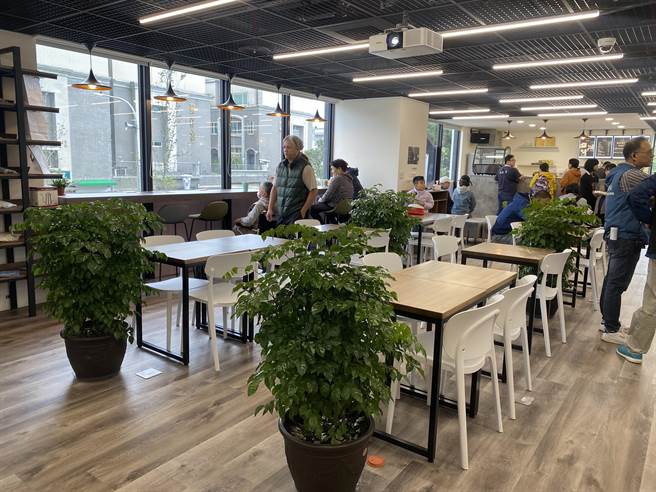 中坜一号社宅内「ONE HOW SPACE 一号空间地方创生基地」，咖啡厅现为「日日志IN BAR」进驻。（蔡明亘摄）