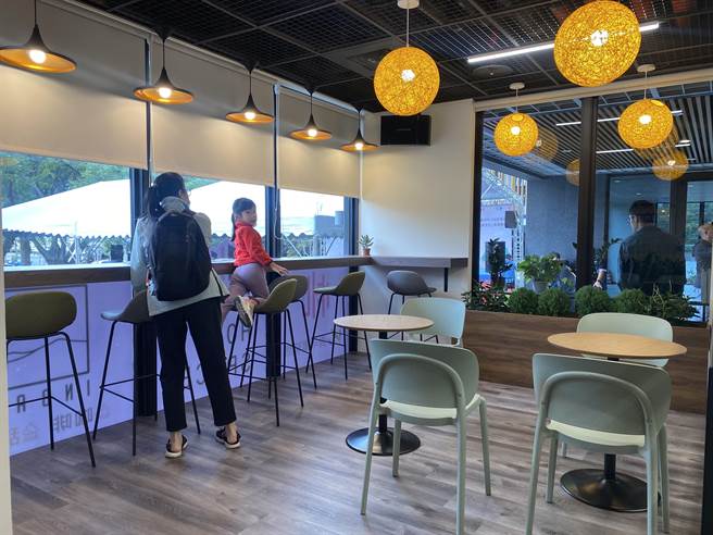 中坜一号社宅内「ONE HOW SPACE 一号空间地方创生基地」，咖啡厅现为「日日志IN BAR」进驻。（蔡明亘摄）