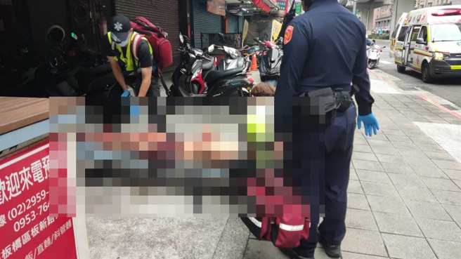 陈姓男子与友人今上午于新北市板桥区某公寓内饮酒，2人酒后起口角后竟持刀互砍，陈男左胸及后背有刀伤，意识昏迷。（民眾提供）