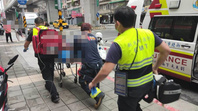 陈姓男子与友人今上午于新北市板桥区某公寓内饮酒，2人酒后起口角后竟持刀互砍，死者臟器外露，送医后不治。（民眾提供）
