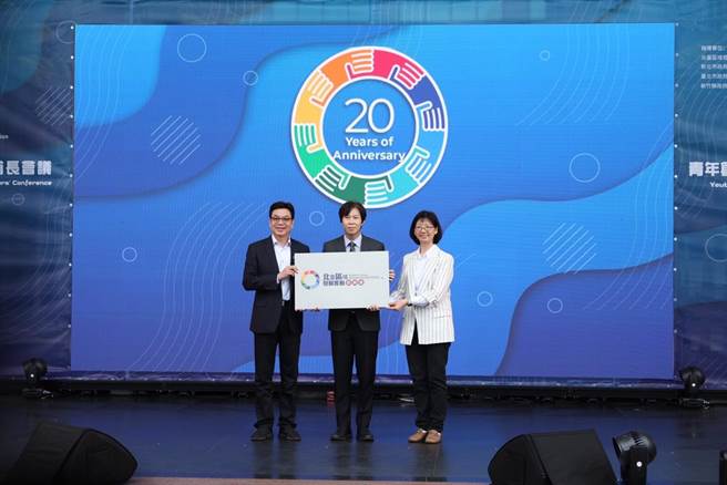 「北台區域發展推動委員會」今（21）日在新北市市民廣場舉辦「北台首長會議」，新北市代理市長劉和然（左）將輪值棒交接給下一屆主政縣市－新竹市，新竹市秘書長張治祥（右）出席接棒。（新北市城鄉局提供）