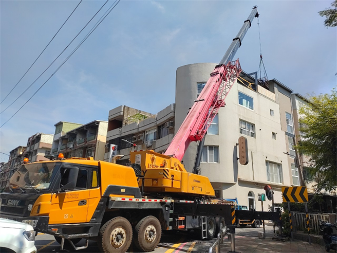 网红「林叨囝仔」7宝爸动物医院违规增建，明显高于周边房屋，遭网友质疑「有特权」免拆。高雄市违章建筑处理大队透露，该处违建部分内装已拆至不堪使用。（工务局提供／任义宇高雄传真）