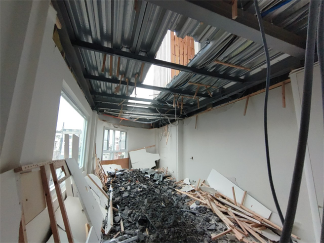 高雄市违章建筑处理大队表示，7宝爸动物医院违建内装已拆至不堪使用，外观部分考量公共安全并未拆除。（工务局提供／任义宇高雄传真）