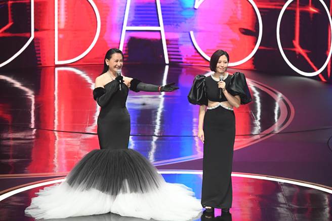 陈亚兰（左）和刘品言担任金钟奖节目类主持人，精准控时。（三立提供）