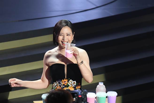 刘品言穿深Ｖ摇杯串场，被网友大讚有诚意。（三立提供）