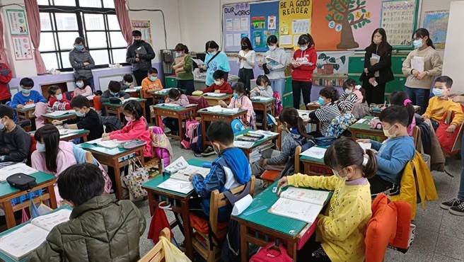有家长反映小一、小二生迄今还未收到英文教科书。图为新竹市学童上课情形，与新闻事件无关。（新竹市政府提供／王惠慧新竹传真）