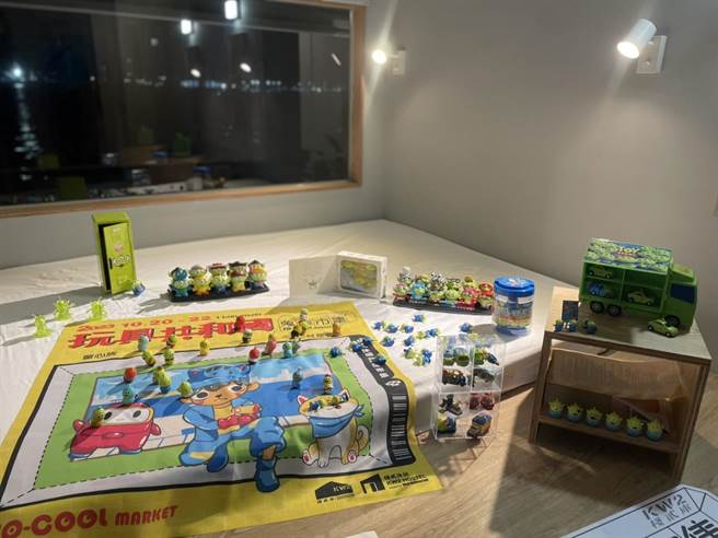 「栈贰沐居KW2 HOSTEL」房间变展区，超过千件三眼怪搜藏品。（洪靖宜摄）