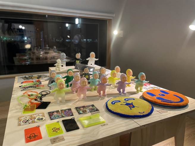 「栈贰沐居KW2 HOSTEL」房间变展区，「HATEBABY」彩绘公仔。（洪靖宜摄）