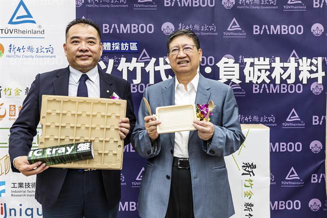 新竹縣長楊文科（右）和全球柑仔店董事長徐惇穎（左）展示新竹金計畫研發的竹製餐具，進入數位發展部「創業歸故里創新創業競賽」全國決賽。（羅浚濱攝）