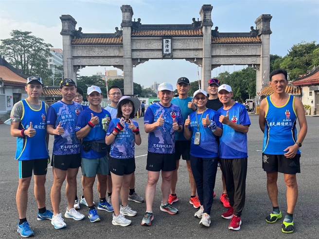 凤山慢跑协会前任理事长杨明道日前因病猝逝，民进党「超马立委」赵天麟（前排右四）今（21）日率领高雄各界跑团逾500人集结澄清湖举行追思团练活动。（赵天麟提供）