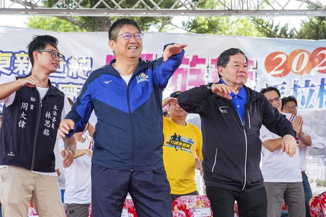 远东新世纪经典马拉松21日在远东新埔化纤厂开跑，新竹县长杨文科（中）和远东集团董事长徐旭东（右）与远东员工一起做有氧健康操。（罗浚滨摄）