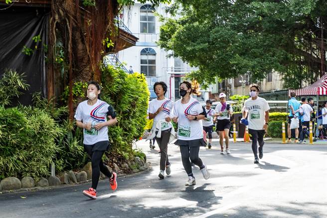 远东新世纪经典马拉松21日在远东新埔化纤厂开跑，分成6K、9K、22K及42K四组竞赛。（罗浚滨摄）