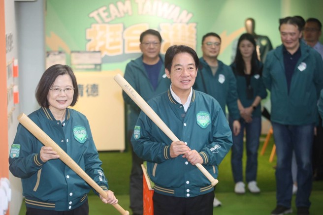 民進黨總統參選人賴清德競選總部今開箱，蔡英文總統也出席，展現「蔡賴合體」大團結。（張鎧乙攝）