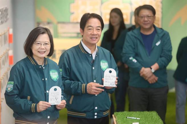 民进党总统参选人赖清德竞选总部今开箱，蔡英文总统也到场力挺，展现「蔡赖合体」大团结。（张铠乙摄）